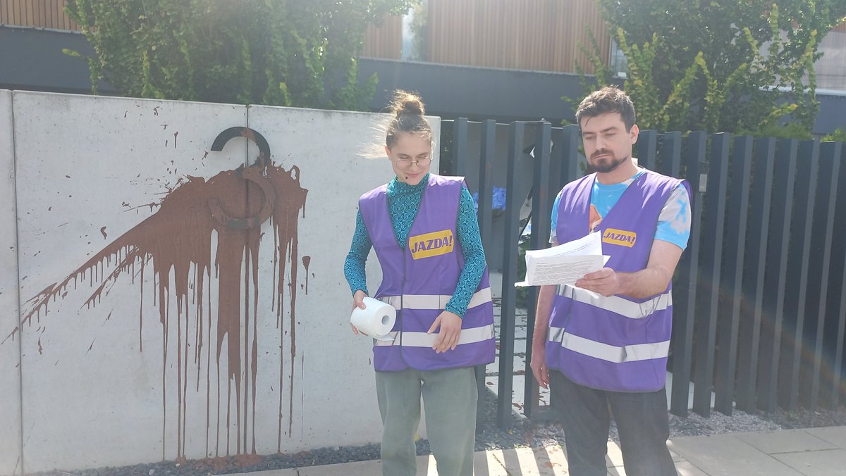 wjakobik's tweet photo. Nowe wcielenie aktywizmu! 

Działacze Ruchu Klimatycznego Jazda! pojechali wczesnym popołudniem pod luksusową rezydencję Andziaks i Luki na warszawskim Wilanowie i oblali sztuczną kupą wejście do ich posiadłości. 

Następnie celem aktywistów stały się luksusowe sklepy Andziaks i Rozenek-Majdan w Śródmieściu. Serię akcji przeciwko celebrytom uzasadniają ich odpowiedzialnością za katastrofę klimatyczną i antyspołeczną działalnością.

Jak się Państwu podoba taki aktywizm?
