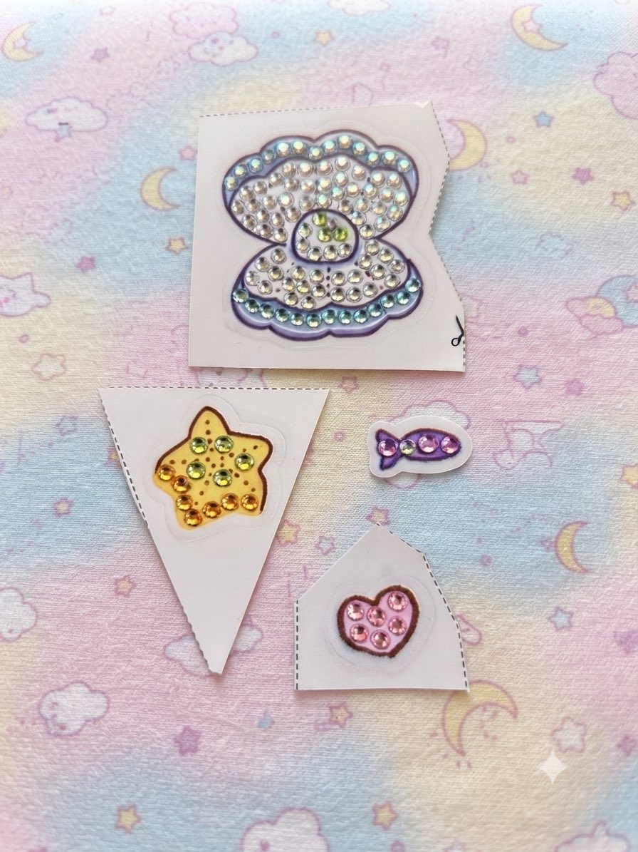 Resin_318's tweet photo. レジンアクセサリーとダイヤモンドアートが完成しました〜！✨ どちらも作っている時間が楽しくて、形になった時の達成感がたまりません🥰#レジンアクセサリー #ダイヤモンドアート #ハンドメイド好きさんと繋がりたい https://t.co/FaJYhzt9v7
