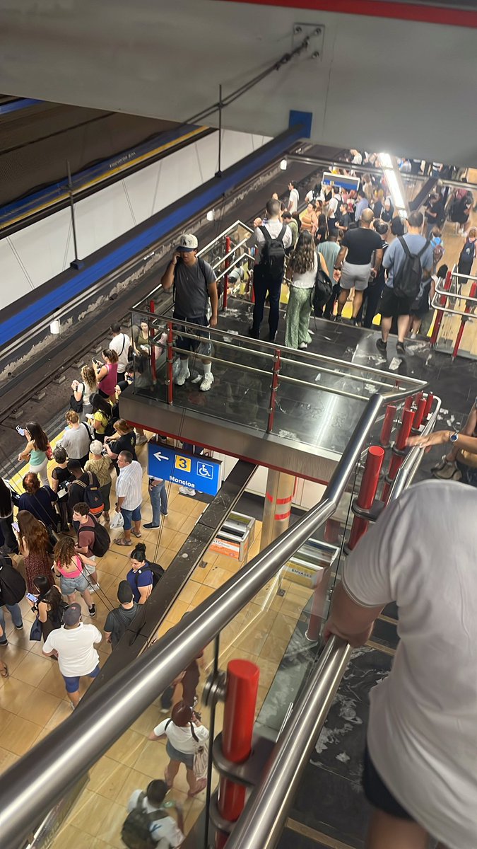 lozanoborja's tweet photo. @CercaniasMadrid Pésima gestión. Sin avisos claros por megafonía ni paneles sobre las obras de la C-5 dias a tes. Desalojan el tren de la L3 sin explicación. Resultado: pérdida de tiempo y tuve que coger un taxi. Los viajeros merecemos una información mucho mejor. https://t.co/c33RLRUwZi