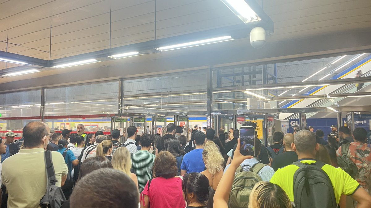 lozanoborja's tweet photo. @CercaniasMadrid Pésima gestión. Sin avisos claros por megafonía ni paneles sobre las obras de la C-5 dias a tes. Desalojan el tren de la L3 sin explicación. Resultado: pérdida de tiempo y tuve que coger un taxi. Los viajeros merecemos una información mucho mejor. https://t.co/c33RLRUwZi