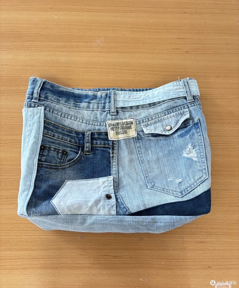 GrayceAttia's tweet photo. Turn old denim jeans into a trendy crossbody bag with just scissors and a thread spool – zero waste, full style!， https://t.co/8RgAnNDzD8