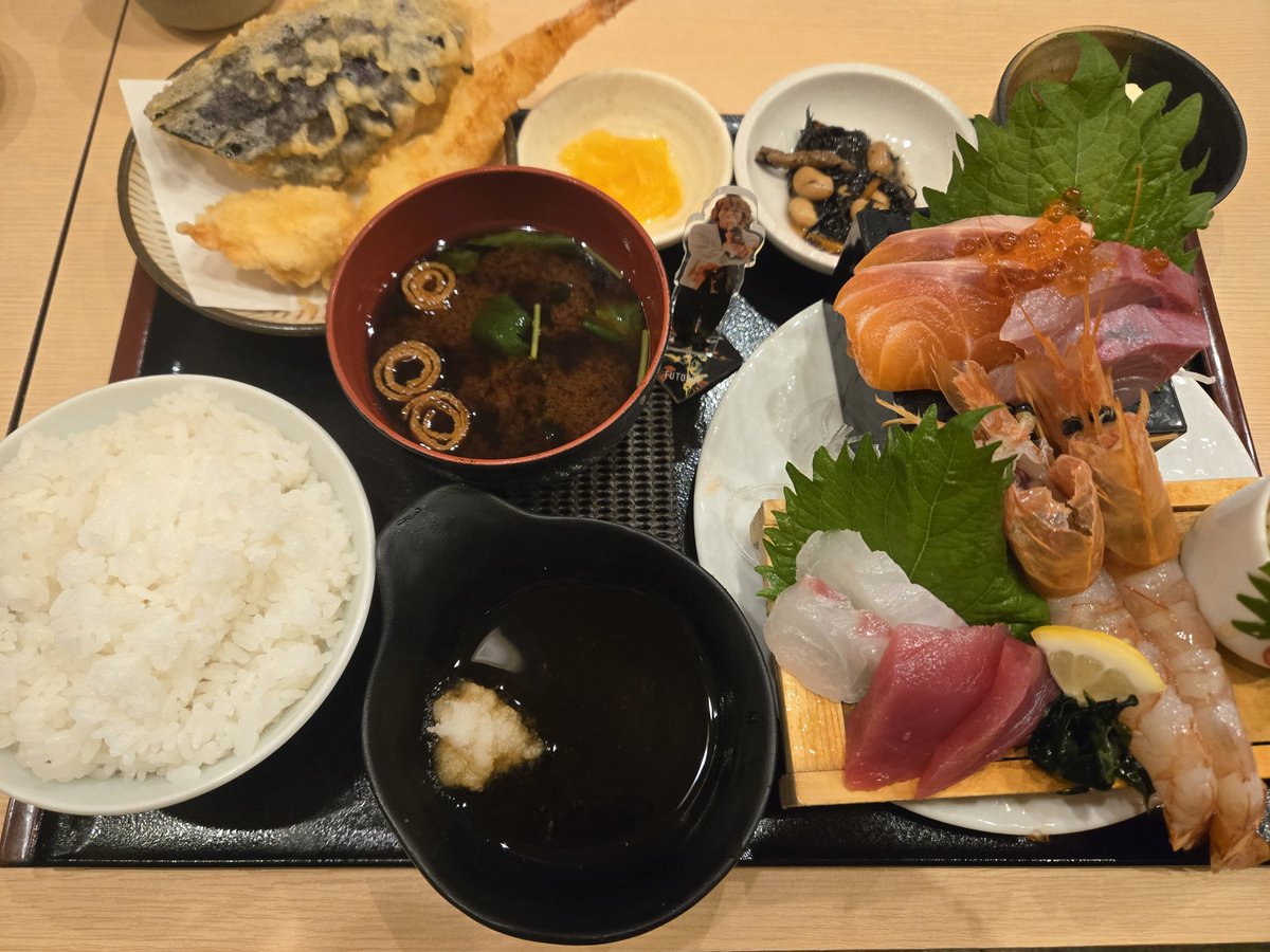 omusubi_0824's tweet photo. もおすぐ職場変わるので、お昼休憩に今の職場界隈のご飯屋さんをここぞとばかりに食べつくしている😋😋😋✨✨✨
太さんもいる🐶 https://t.co/wbz5qFczT9