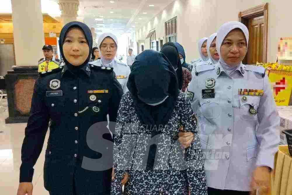 SinarOnline's tweet photo. Tiga gadis 'merempit' buat aksi 'Superman' didakwa di mahkamah

Berdasarkan kertas pertuduhan, mereka didakwa melakukan perbuatan itu kira-kira jam 12.30 tengah malam.

https://t.co/MZJaV9Q7XS

#sinarharian #beritaterkini #rempit #superman
