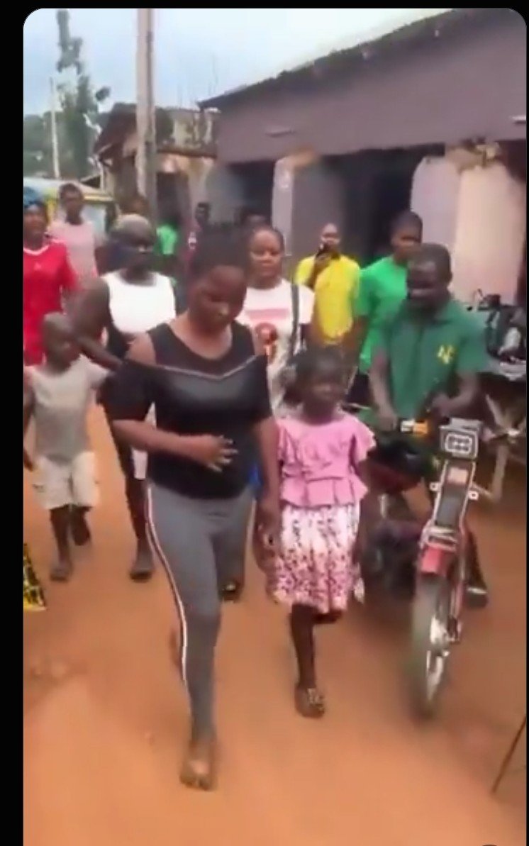 itzchristunique's tweet photo. This is the lady that gave her sister's daughter her own poop to eat..

She took the girl to live with her as her house help but started maltrèating her..

She would beat her constantly and push her to sleep outside or in the kitchen..

Yesterday, she upgraded her evìl act by giving the girl her own pòop to eat,

Not the girl's own poòp but her own..

Thank God for the people around who heard the girl's cry and rescued her..

I am an igbo woman but I feel soo ashamed of what our women are doing to their house help.

Not just a house help, your sister's daughter. 

But again I ask, why is she still looking fresh???