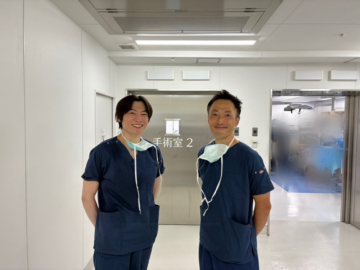 setatamaseikei's tweet photo. 福岡青洲会病院 脊椎センター長の酒井翼先生が当院の脊椎内視鏡（UBE）手術の見学にお越しくださいました。
今回は、腰椎変性すべり症に対するUBEを用いた除圧手術を2件ご覧いただきました。
私たちの手術や取り組みに高いご評価をいただき、大変嬉しく思います。 https://t.co/a0tRFnXsQV