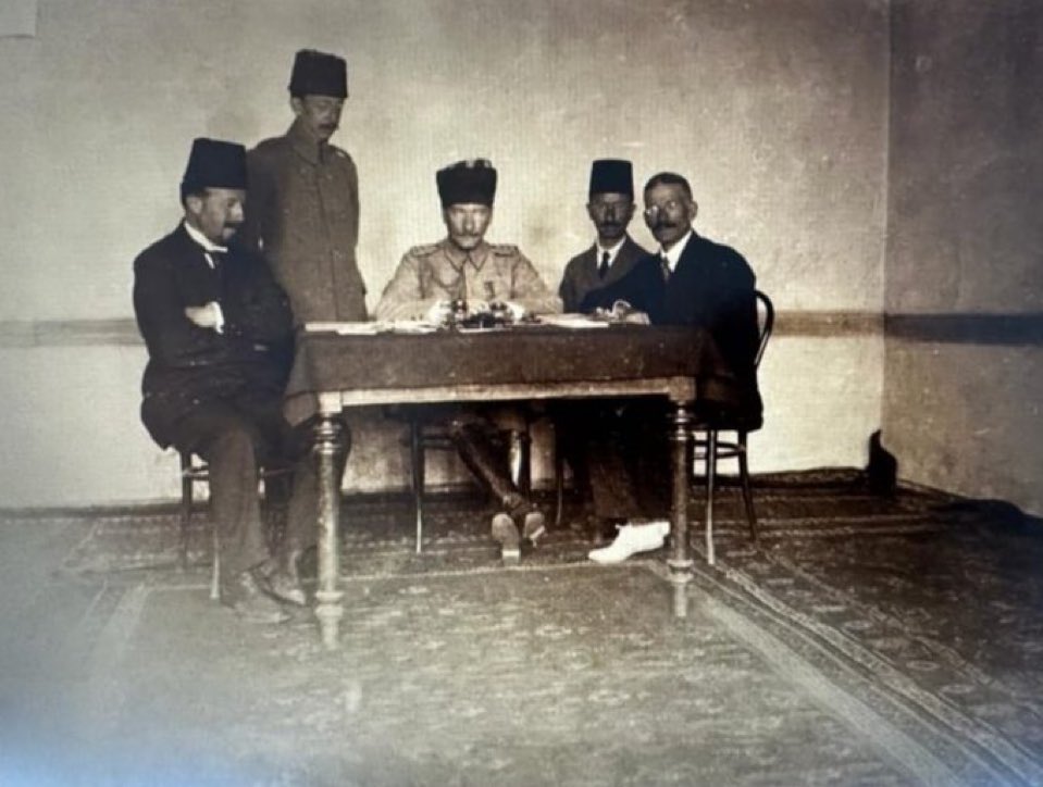 HurriyetUlan's tweet photo. "Millî sınırlar içinde vatan bölünmez bir bütündür, parçalanamaz."

-Erzurum Kongresi https://t.co/08MVUidqs2