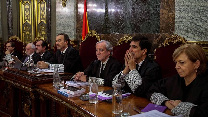 juez_fpresencia's tweet photo. 🔴Las continuas corruptelas del juicio al ‘procés’ estarían detrás del varapalo que le ha dado el TJUE al Supremo por la amnistía: “Diez de los dieciséis magistrados de la Sala de lo Penal tenían cuentas en paraísos fiscales, y uno de ellos además era un jubilado”; según ha denunciado ante la AAI el juez Presencia.

Manuel Marchena Gómez tiene: 5.000.000 de euros en 100 depósitos de 50.000 euros cada uno en el Banco BGL de Luxemburgo.

A nombre de Manuel Marchena Perea (hijo): 2.500.000 de euros en 50 depósitos de 50.000 euros cada uno en el Banco BGL de Luxemburgo.   

A nombre de Sofía Marchena Perea (hija): 2.500.000 de euros en 50 depósitos de 50.000 euros cada uno en el Banco BGL de Luxemburgo.   

Andrés Martínez Arrieta (2.000.000 €) en 8 depósitos de 250.000 € cada uno, ingresados en la entidad ISLE OF MAN BANK en febrero de 2020.
 
Julián Artemio Sánchez Melgar (1.500.000 €) en 6 depósitos de 250.000 € cada uno, ingresados en la entidad FRICK BANK de LIECHTENSTEIN en octubre de 2019.
 
Miguel Colmenero Menéndez de Luarca (1.200.000 $) en 12 depósitos de 100.000 $ cada uno, ingresados en la entidad ITAU de SAO PAULO.
 
Andrés Palomo del Arco (1.200.000 $) en 6 depósitos de 200.000 $ cada uno, ingresados en la entidad BANISTMO de PANAMÁ.
 
Pablo Llarena Conde (2.000.000 €) en 8 depósitos de 250.000 € cada uno, ingresados en la entidad VP BANK de LIECHTENSTEIN.
 
Vicente Magro Servet (750.000 €) en 5 depósitos de 150.000 € cada uno, ingresados en el BANQUE DE LUXEMBOURG.
 
Susana Polo García (1.000.000 $) en 10 depósitos de 100.000 $ cada uno, ingresados en la entidad BLADEX de PANAMÁ.
 
Carmen Lamela Díaz (1.200.000 €) como titular única en una cuenta de ALLIED IRISH BANK de OP DUBLÍN, figurando como beneficiaria de 6 depósitos de 200.000 € y fechados en agosto de 2018. 
 
Ángel Luis Hurtado Adrián (1.800.000 €) en 4 depósitos de 250.000 € y 8 depósitos de 100.000 €, ingresados en NOVOBANQ de OP VICTORIA-SEYCHELLES.

- Todas las denuncias se pueden ver aquí: 
https://t.co/tN4MBlp2KS