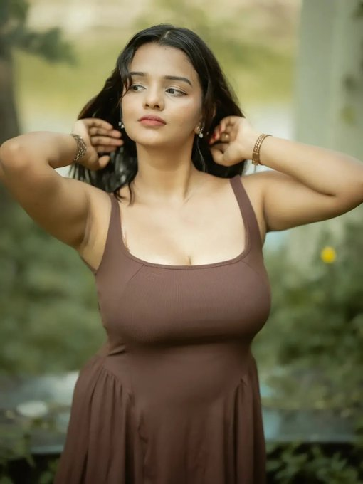 khabribollyka's tweet photo. Embracing understand elegance, she stuns in a brown sleeveless dress with a flattering scoop neckline and beautifully flared skirt - Tanu Shree 🤎
#tanushree #tanushreehot #kbke #tollywood https://t.co/Y5DqzS65CK