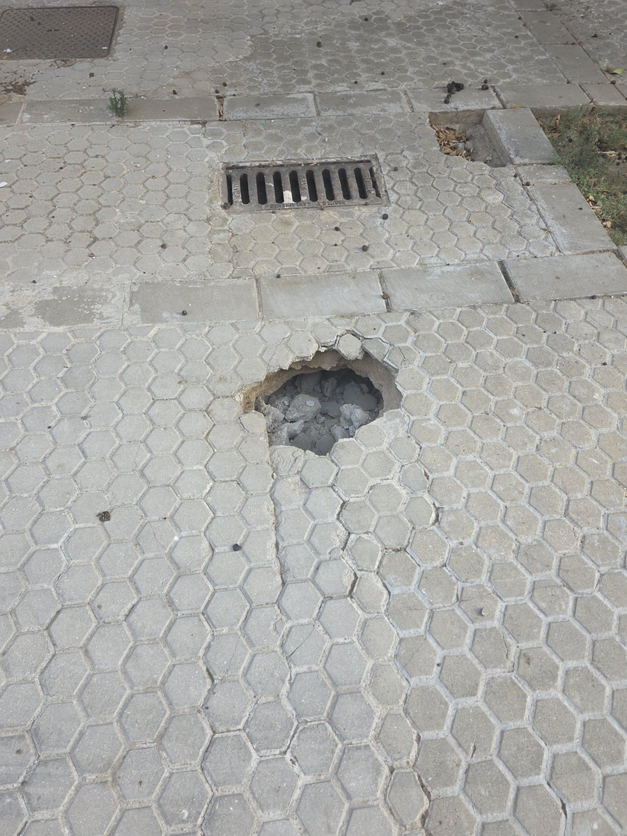 SeLu83's tweet photo. Buenos días @Ayto_Sevilla en la calle Ben Sahl de Sevilla esquina con calle San Juan Bosco hay estos dos posibles riesgos. https://t.co/7mdV219JZi