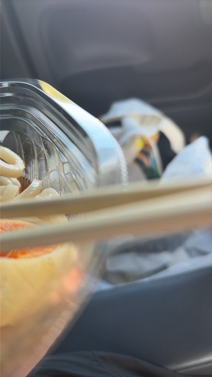 yup4now's tweet photo. 暑いの嫌すぎて車で涼みながらうどん食べてて勘弁して。 https://t.co/AX4OhKE5jS