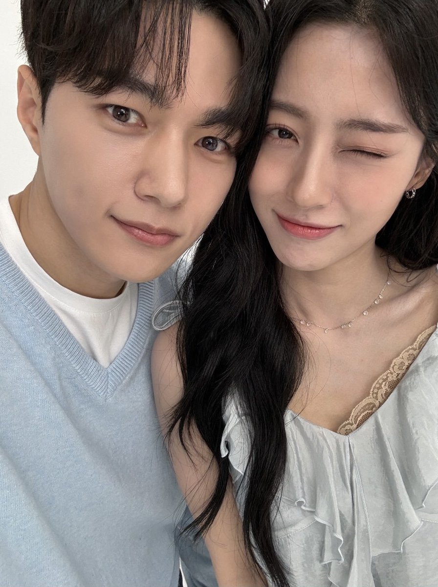xarifahaxyan's tweet photo. everyday i thank kang minah for selfies she ever dropped bcs that one oppa of us are chronically offline #LoveinSync #공감세포 https://t.co/eKfloTr71w