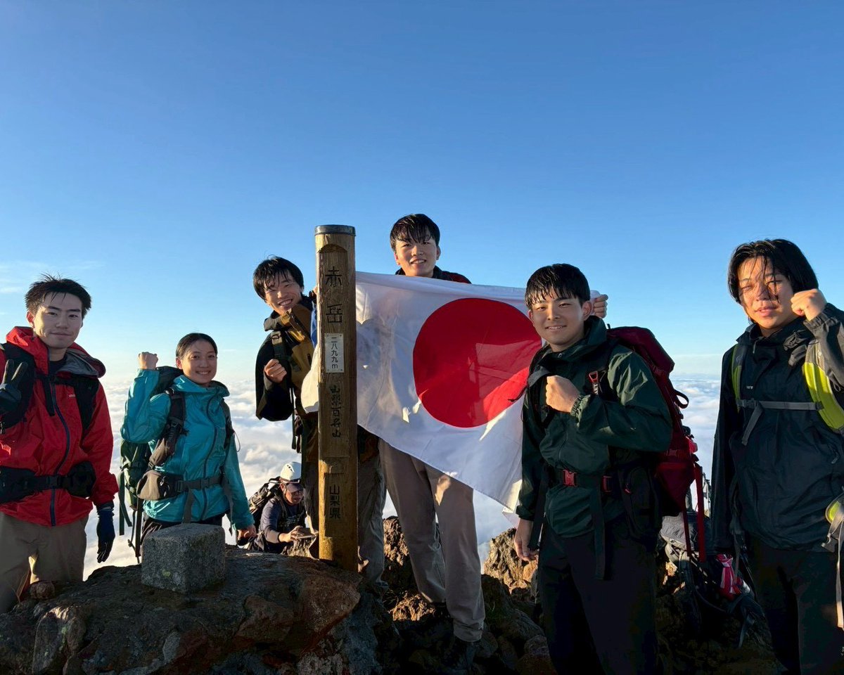 nuec1976's tweet photo. 7月18〜19日に山合宿中級を実施しました！初日は赤岳鉱泉で新入生と親睦を深め、2日目は赤岳に登頂✨山頂では絶景が広がり、中級の新入生も全員登り切るなど、充実した山行となりました！！
https://t.co/cBQSj8hz5v https://t.co/WNWQx9QpBi