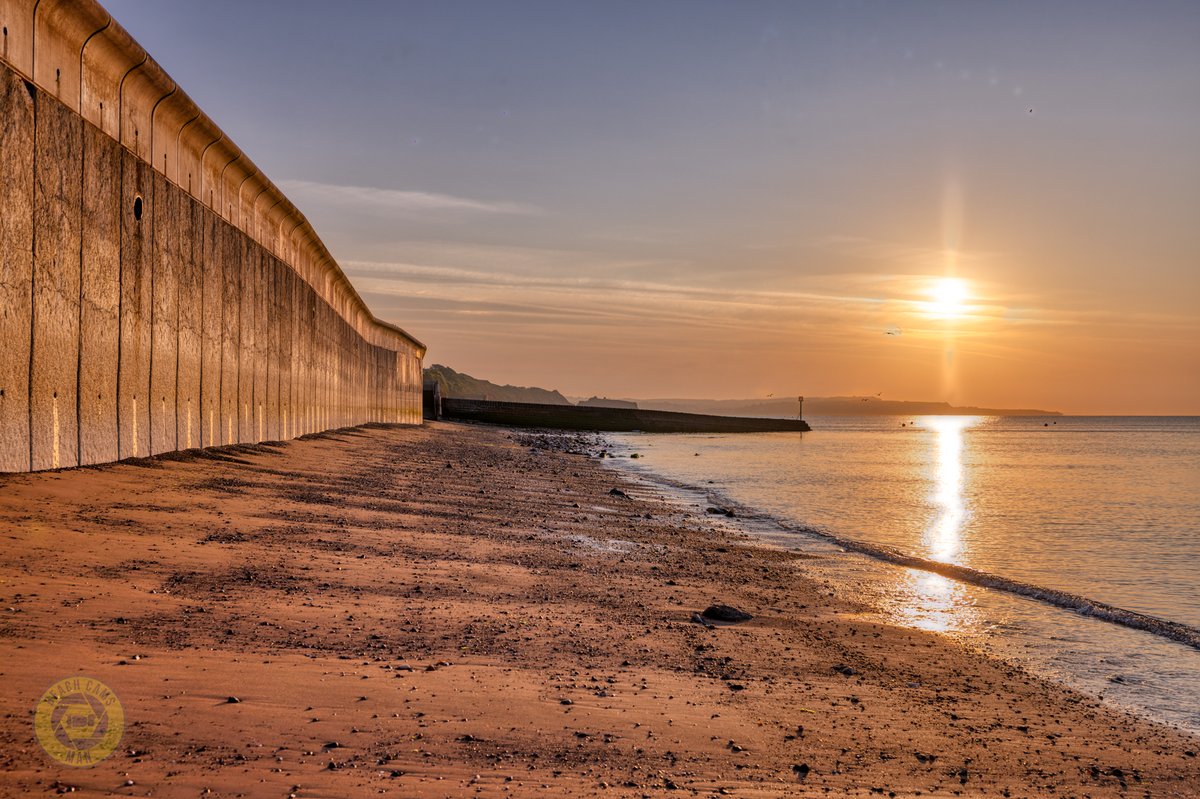 CoastCams247's tweet photo. I still find it incredible just how tall this structure is, but what really baffles me is that the foundations beneath it are almost three times as long.
📷 @BeachCamsMan
#Dawlish #DawlishMainBeach #SeaWall #RailwayEngineering #SouthDevon https://t.co/dlEfhaIoZX