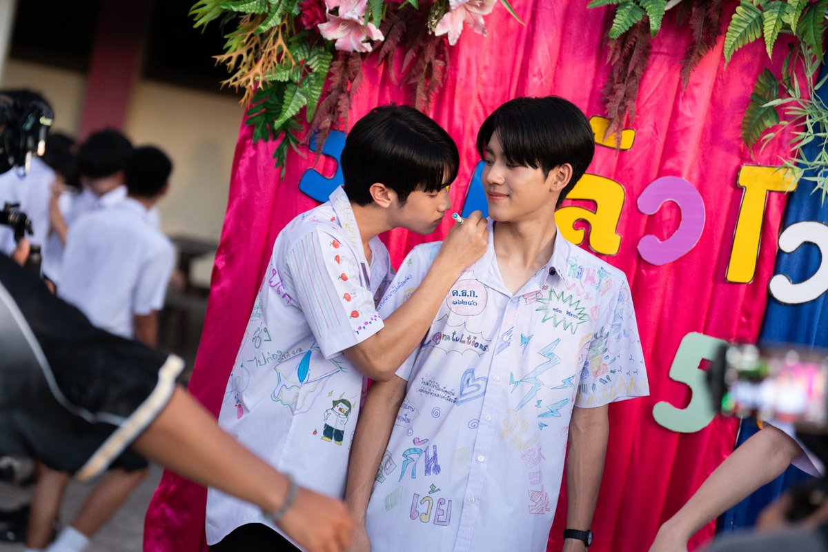WhenOrangesFall's tweet photo. เรียนจบแล้วก็ไม่ลืมที่จะเขียนถึง 'เจ้าของส้ม' และ 'คนที่รักส้ม' ✍🏻💝🍊

[PHOTO BEHIND THE SCENES]
#WhenOrangesFallEP11 🌳🍊
@almondsleepp @___progresss___ https://t.co/4cVojXkMse