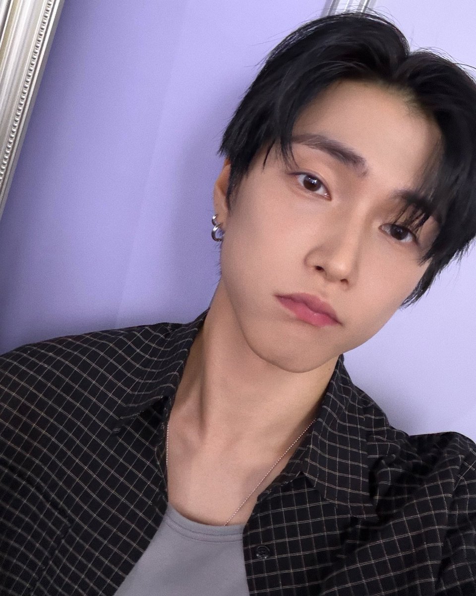 jaicklynn's tweet photo. pacaran bertiga aja kuyy, ada aja crumbs nya yang sama kemeja kotak2, baju dalam cowonya warnanya hampir mirip sama kemeja cewenya 😭

#aquachu https://t.co/93VOg7WXBl