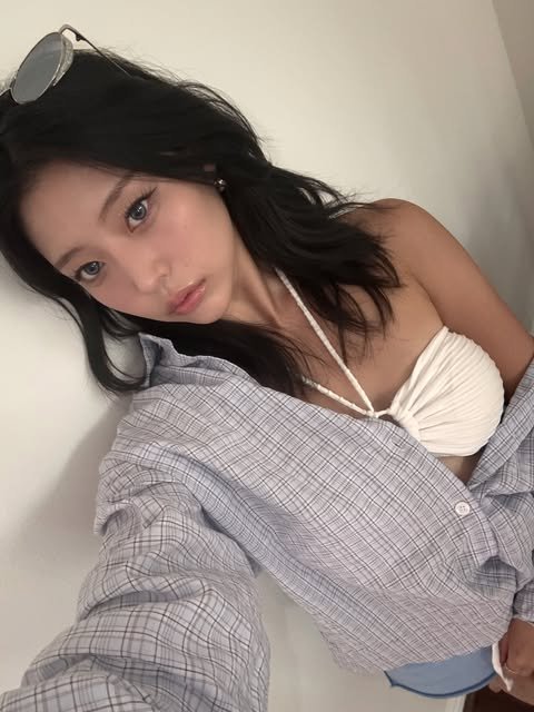 jaicklynn's tweet photo. pacaran bertiga aja kuyy, ada aja crumbs nya yang sama kemeja kotak2, baju dalam cowonya warnanya hampir mirip sama kemeja cewenya 😭

#aquachu https://t.co/93VOg7WXBl