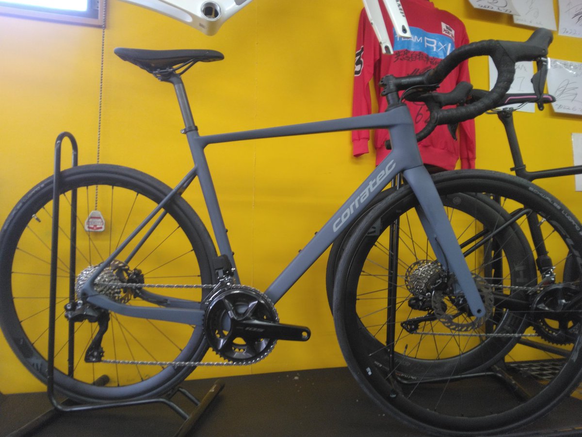 kyousei_cycle's tweet photo. 4メーカーめはcorratec。

■RT CBN■
・ホワイト
・475mm (160cm～170cm)
・105 Di2

・グレー
・530mm (173cm～183cm)
・105 Di2

日本人の体形に合わせた日本オリジナル企画。
BBはT47を採用。快適性と剛性の高バランス。
カタログスペックと仕様が違うとい��事だけで
超特価となっております!!
￥484,000→【￥298,000】!!
お取り寄せは通常使用の通常価格となります。
カーボンフレームに105Di2で税込30万円アンダー。
サイズが合う方はめちゃくちゃお得です!!

■CCT TEAM■
・480mm (165cm～175cm)
・ULTEGRA Di2
こちらは入荷済みですがまだ未組み立て。
組立後、試乗車にする予定ですが
購入希望の方は販売可能!!(試乗も可能)
こちらも標準仕様と異なるため大特価販売になりますが
ここでは価格は記載しません。とりあえず問い合わせてください。びっくりします…。
前述の通り基本は試乗車にしますので早めに買われた方��ほぼ新品の状態で購入可能。
￥723,800 → 問い合わせくださいっ!!
(画像は105Di2ですが実物はULTEGRA Di2です)