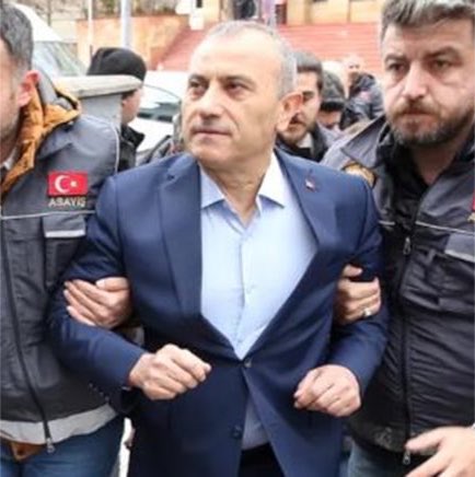 taghaberleri's tweet photo. Gülistan Doku dosyasının başında yer alan isimlerden Tunceli eski Valisi Tuncay Sonel’e ilişkin dosyada inanılmaz yazışmalar ortaya çıktı.

Sonel, kendisini sosyal medyada eleştiren bir vatandaşı eski polis Gökhan Ertok’a göndererek “İvedi lazım bu pislik kimse kardeş” talimatını verdi. Ertok ise “Emir anlaşıldı sayın valim” yanıtını verdi.

İddiaya göre polis memuru Ertok, vatandaşın IP ve adres bilgilerini tespit ettirdi, polislerle birlikte evine giderek ağır şekilde darp etti, ters kelepçeyle yere yatırıp fotoğrafını çekerek Sonel’e gönderdi. 

Ardından cep telefonunun kopyalandığını, kameralarının izlenebildiğini ve evine özellikle yatak odasına böcek kayıt cihazı yerleştirildiğini bildirdi.

Mesajlaşmalara göre Sonel, “Teşekkür ederim kardeşim” diyerek karşılık verdi. Birkaç gün sonra da koruma polisi aracılığıyla Ertok’a 20 bin TL gönderildi. (Sözcü)