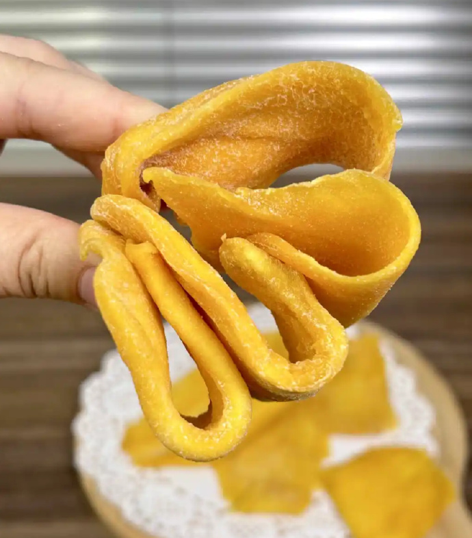 DotnotFeather2's tweet photo. Just grabbed a bag of crispy mango chili chips  No, mango chili chips! Sharing this sweet-spicy snack that’s my go-to pick-me-up—who’s grabbing a bag with me #SnackShare #TreatYourself, https://t.co/84nVVwcr9p