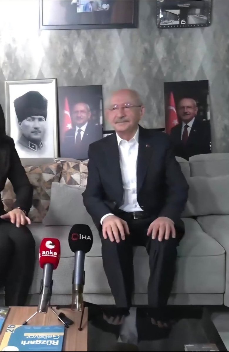 cemkarakecili's tweet photo. Arkadaki Atatürk ve Kemal bey resimleri neden duvara asılı değil ? https://t.co/IwrtxAENjx