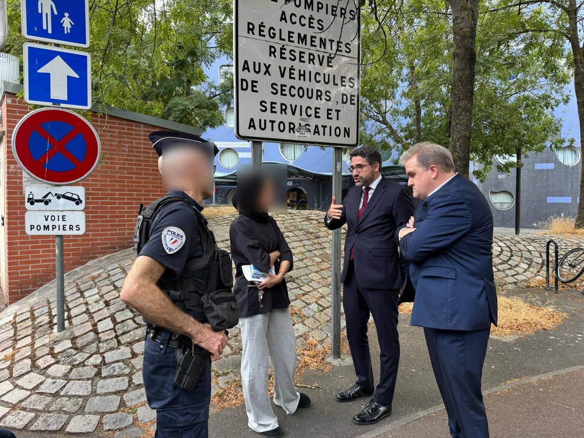Prefet92's tweet photo. 🔴🏙️ Renforcement important de la sécurité sur Pablo Picasso à Nanterre 

Face à la recrudescence d’actes de violence, des renforts CRS ont été mobilisés par le préfet de police Patrice FAURE sur le quartier Pablo Picasso.

Alexandre BRUGÈRE, préfet des Hauts-de-Seine s’y est rendu en début de soirée avec le maire Raphaël ADAM pour saluer les effectifs engagés et échanger avec les habitants.

Depuis le classement de Nanterre en « ville de sécurité renforcée », les résultats sont là, même si beaucoup reste à faire. En 6 mois :
↘️ Baisse de 9% des atteintes à l’intégrité physique
↘️ Baisse de 33% des vols
↘️ Baisse de 17% des atteintes aux biens
↘️ Baisse de 29% des dégradations
↗️ Hausse de 33% des infractions à la législation sur les stupéfiants relevées par les policiers 

Cc
@prefpolice 
@VilleNanterre 
@Interieur_Gouv