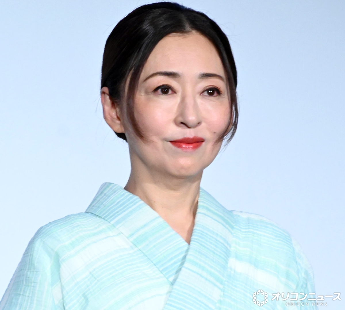 oricon's tweet photo. 趣里、浴衣姿でドラマ会見に登場🎐
⠀
テレ朝連ドラ初主演、現場は「最高です(笑)」
撮影は「幸せだなとかみしめながら」
https://t.co/CBvMdorGBm
⠀
ドラマ『大空港』制作発表会見
趣里、眞栄田郷敦、板垣李光人、松雪泰子
⠀
#大空港 https://t.co/DVWxnFKRQp