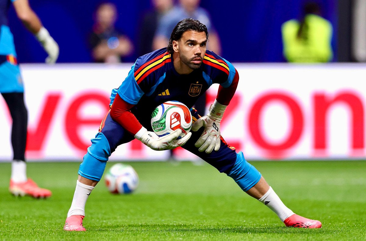 AgbaExtro's tweet photo. Arsenal fans m0cking Mainoo when Raya their “Golden Glove” winner didn’t play a single second at the World Cup either. Assna fans🤦🏻‍♂️ https://t.co/H7VyN6PT4U