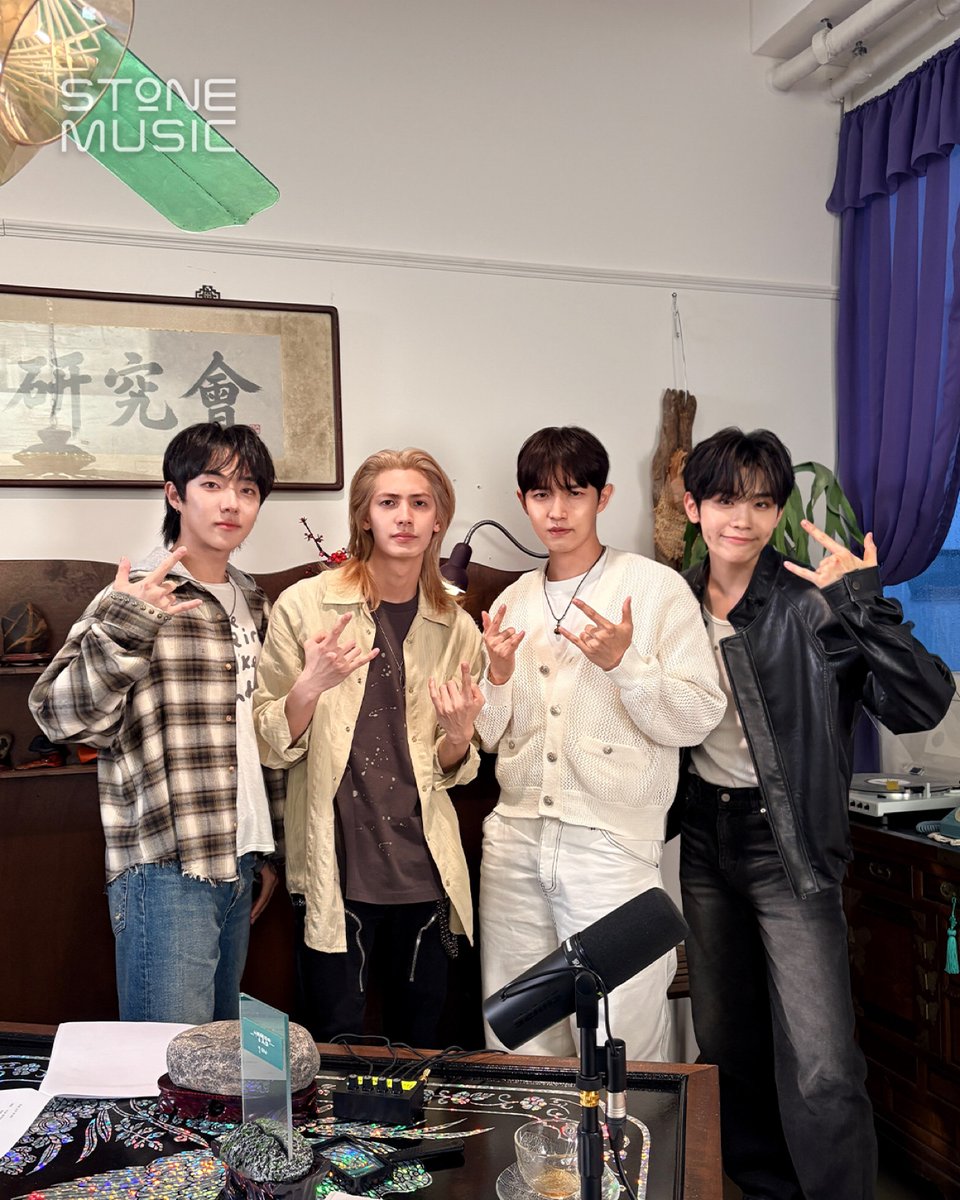 StoneMusicEnt's tweet photo. [수석연구회] Ep.2 비하인드 포토📸

수석연구원 김재환 & 김태래
2화 게스트 Xdinary Heroes 주연 & 드래곤포니 안태규!
다들 소머리국밥 박수 하고 계신가요?!

아직 못 보신 분들은 지금 바로 스톤뮤직 유튜브, 스포티파이에서 풀버전으로 만나보세요!
👉스톤뮤직 YT: https://t.co/8JHc0cnjll 
👉Spotify: https://t.co/m0KrXWSvek

#스톤뮤직 #STONE_MUSIC
#수석연구회 #STONE_SEMINAR #김재환 #김태래
#Xdinary_Heroes_주연 #엑디즈_주연 #드래곤포니_안태규 #Dragon_Pony_안태규