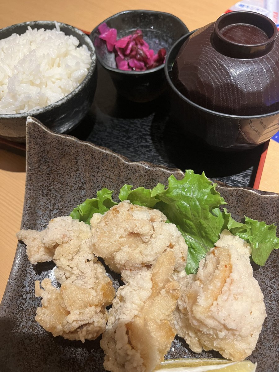 cocoa05010809's tweet photo. 急に酷暑🫠
仕事がハードで外食ばかりの日々🍜

そして今日軽く熱中症になりダウン😭
めちゃめちゃ元気な日もあり、ダメな日もあり体調が安定しない〜

好きな事がなかなかできないからだな！
具合悪くて休む日じゃなく、
元気な状態で自由がほしい✨✨✨ https://t.co/PfeadMQiYA