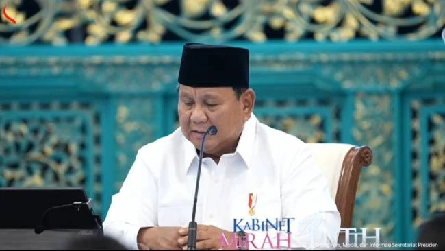 LambeSahamjja's tweet photo. haparan prabowo buat hakim hakim indonesia:
- tiap hakim harus di kasih rumah 
- dia sudah perintahkan menteri PKP prioritaskan bangun rumah untuk hakim
- tujuannya jaga integritas aparat peradilan dan cegah praktik suap
- prabowo bilang gaji hakim sudah dinaikkan setelah 12 tahun stagnan, 
- bahkan untuk jenjang tertentu naik hampir 280%
- meski gaji naik, prabowo bilang itu belum cukup, 
- hakim juga perlu tempat tinggal yang layak