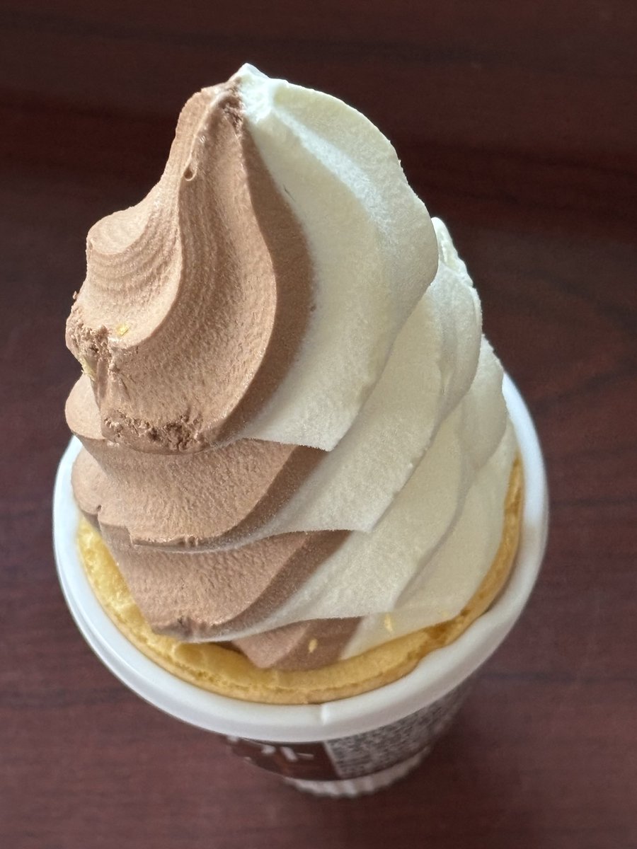 Marutora006's tweet photo. 今日のおやつタイム😸
トップバリュベストプライスの
チョコ＆バニラソフト💕

マックスバリュに
フォロワーさんが
食べていたアイスを
探しに行きましたが
無くてソフトに
しました♫

このアイス、
ボリューム満点で
時々購入しています。

暑い日にはちょうどいい
量で美味しいです😋 https://t.co/7H1Q8x03FR