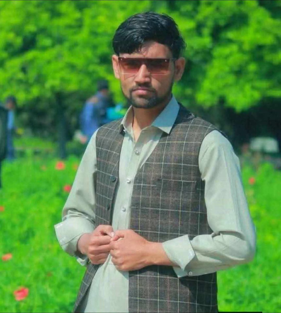 sohailnoorkhan's tweet photo. سخت فقر او مجبورۍ په مخه کړی ځوان؛
د قاري تواب په نوم دغه ځوان چې لس ورځې وړاندې د مزدورۍ لپاره ایران ته روان شوی و، په لاره کې مړ شوی دی.

د هغه خپلوان وایي، قاري تواب تازه د دولسم ټولګي څخه فارغ شوی و او د قران حافظ هم و،‌ خو د سخت غربت له کبله اړ شوه چې ایران ته مخه کړي. هغه ډېرې دروازې وټکولې، خو کار یې ونه موند او بالاخره یې پر سختو لارو د تګ پرېکړه وکړه. ایران ته د تګ پر لاره دې وروستیو کې څو تنه ځوان په یو دښته کې له سختې تندې مړه شوي دي.

وطن کې مجبورۍ ډېرې دي، لوږه اوج ته رسېدلې او ګڼې ستونزې شته،‌ خو بیا هم د خپلو کورنیو پر غړو رحم وکړئ. مه یې پرېږدئ چې په قاچاقي او ناقانونه خونړیو لارو ځانونه مرګونو ته ورکړي.