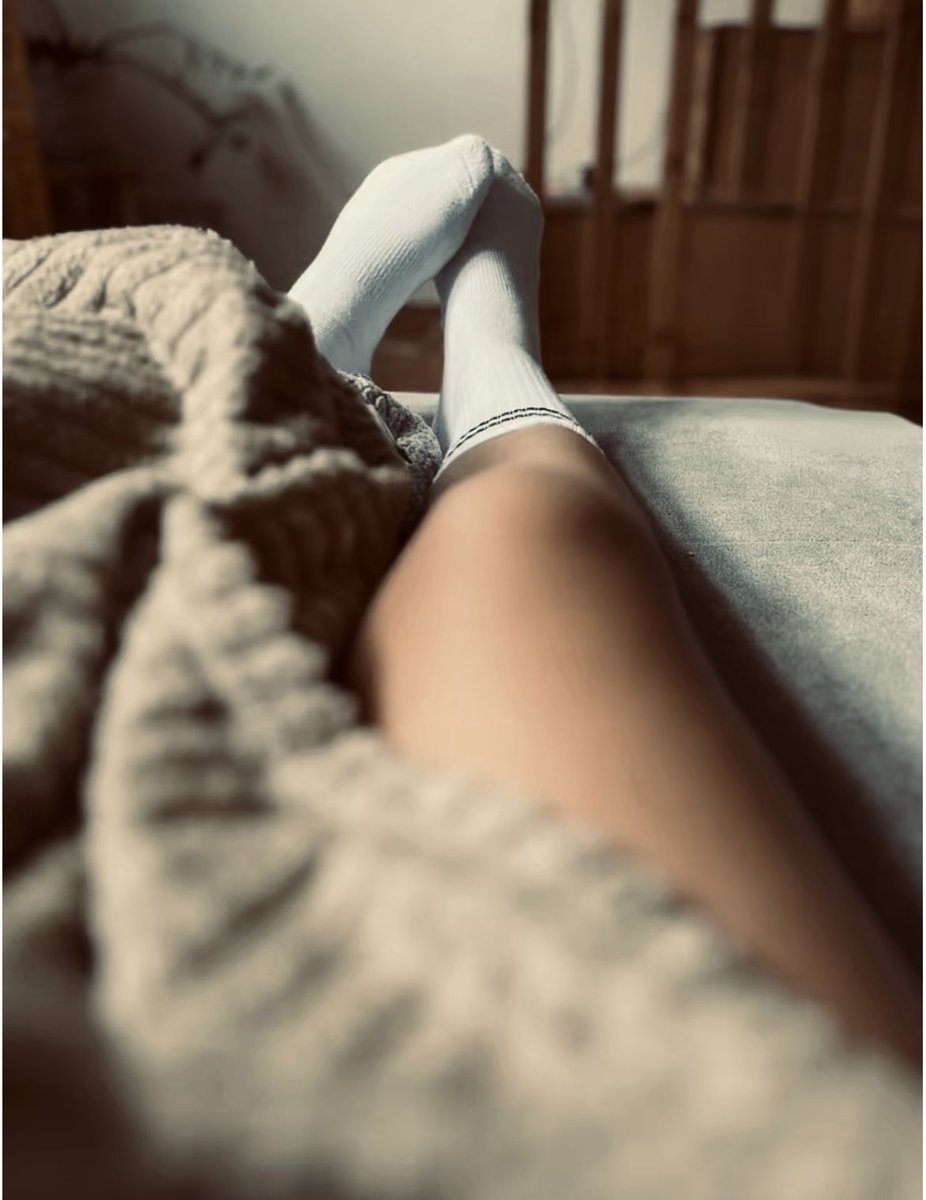 Joycelaneworld's tweet photo. Guten Morgen, ihr Sklaven. 👑
Ich genieße gerade meinen Kaffee, bevor ich den Tag starte &amp; meine Füße strapazieren darf.
Die warmen Socken bleiben noch ein bisschen an… ☕
Wer möchte seiner Göttin den nächsten Kaffee spendieren, damit ich meinen Morgen noch etwas genießen kann? https://t.co/2BsnTNvFJ4