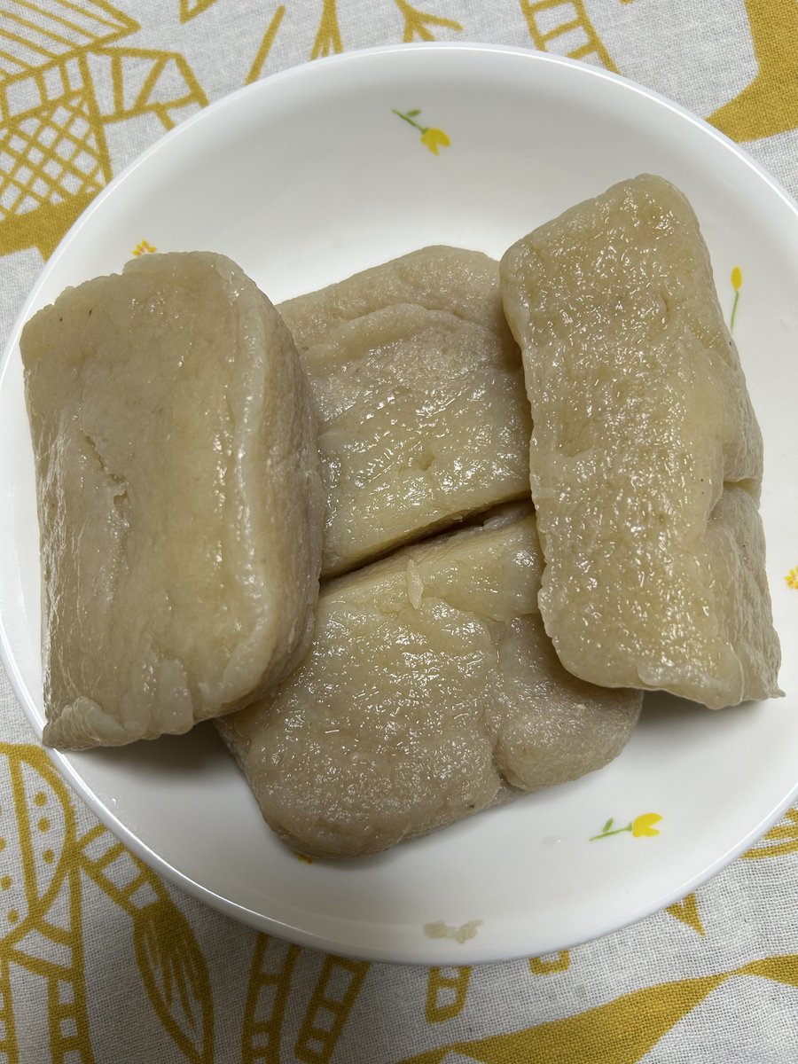 tagi_3's tweet photo. 菜園生活３３　コンニャク
４００ｇ位に育ったコンニャク芋からコンニャクを造ることにしました。
4年程の間、毎年植えては掘り出しを繰り返してきました。
凝固剤の投入が少なかったのか、柔らかく出来上がりました。
写真のいもはピンポン玉に位ですが、これを4年程かけて育てます。 https://t.co/iUYsM3u3Kk