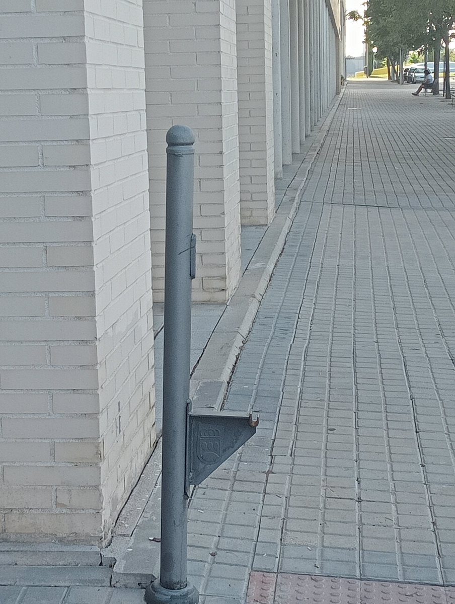 BjcJimenez's tweet photo. Papeleras. ¿Se van a reponer? Zona del ensanche sur. @ppyjj_alcorcon @AytoAlcorcon https://t.co/pdMyUYEI1T
