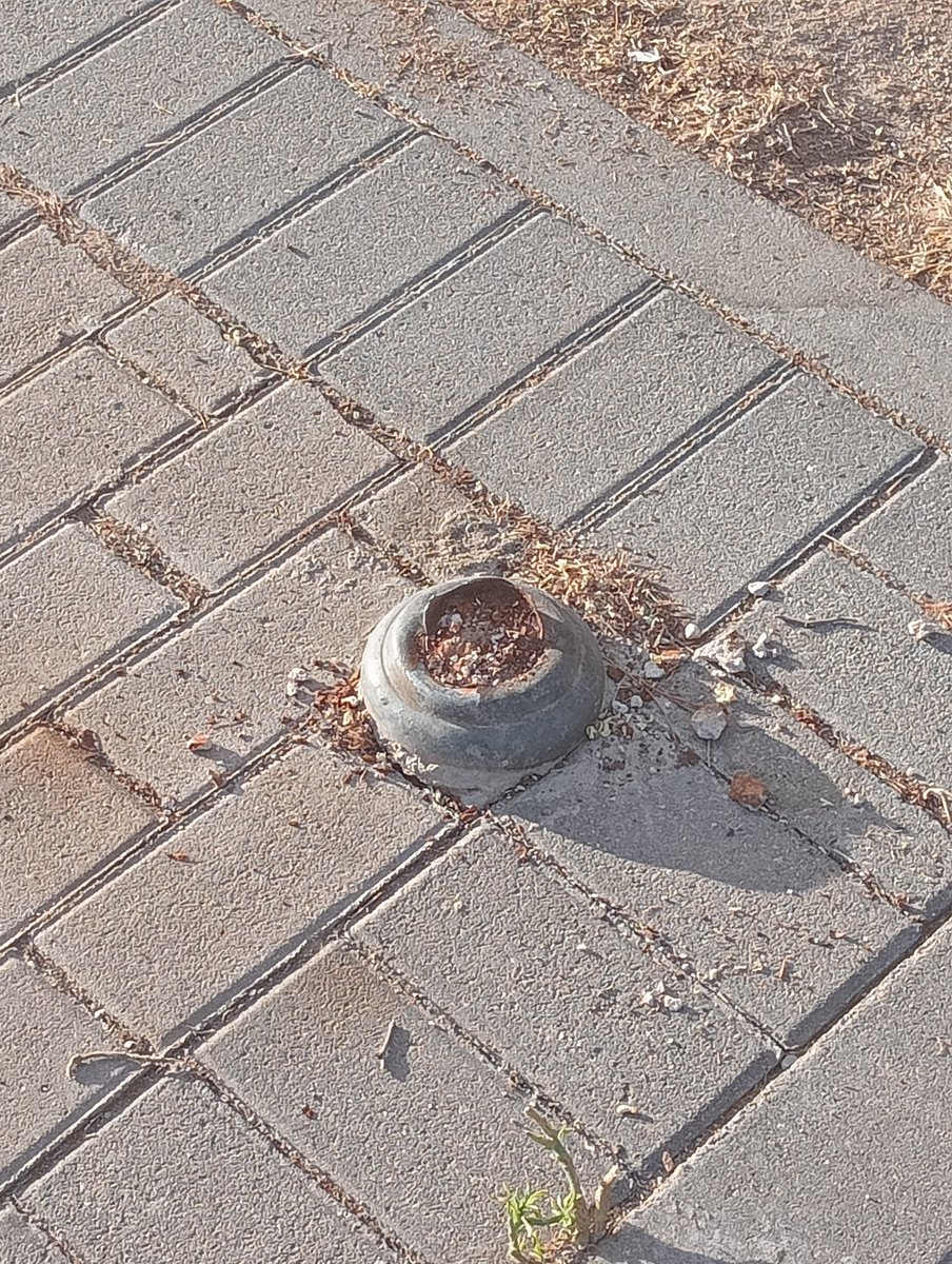 BjcJimenez's tweet photo. Papeleras. ¿Se van a reponer? Zona del ensanche sur. @ppyjj_alcorcon @AytoAlcorcon https://t.co/pdMyUYEI1T