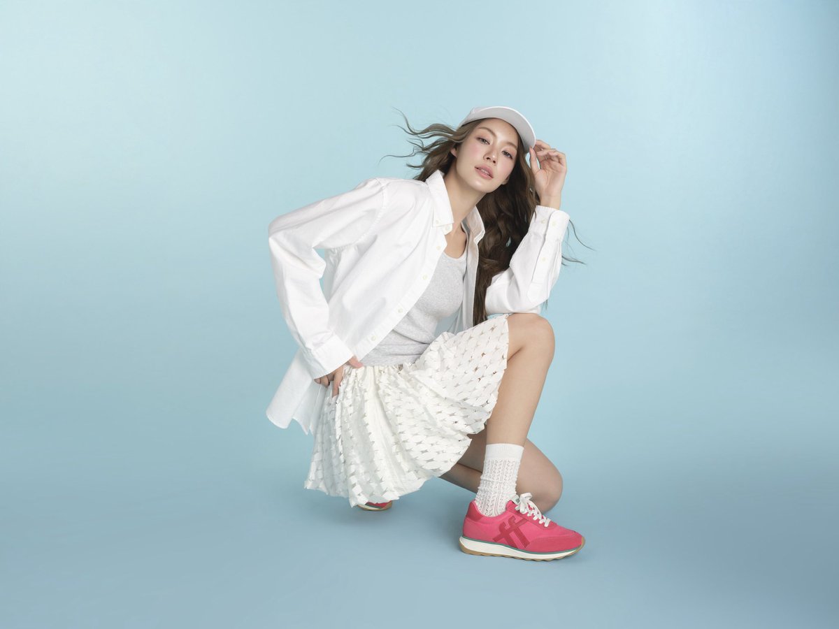 SuperstarnewsTH's tweet photo. FitFlop คว้าตัว “ #น้ำตาลทิพนารี ” ขึ้นแท่นแบรนด์แอมบาสเดอร์ประเทศไทยคนล่าสุด
ในแคมเปญ Autumn/Winter 2026

#namtantipnaree 
#FitFlopXNamtan
#NothingFeelsLikeFitFlop
#FitFlopThailand

ผสานสไตล์ร่วมสมัยและอิทธิพลทางวัฒนธรรม ตอกย้ำความแรงของ FitFlop ที่ครองใจสายแฟชั่นชาวไทยอย่างต่อเนื่อง

FitFlop ประเทศไทย ประกาศเปิดตัวนักแสดงสาวสุดฮอตที่เป็นทั้งไอคอนด้านแฟชั่นและไลฟ์สไตล์อย่าง “น้ำตาล ทิพนารี” ในฐานะแบรนด์แอมบาสเดอร์คนล่าสุดที่จะมาถ่ายทอดแ��มเปญสุดพิเศษ Autumn/Winter 2026
 
น้ำตาล ทิพนารี ถือเป็นหนึ่งในคนบันเทิงแถวหน้าของเมืองไทยที่โดดเด่นด้วยสไตล์ส่วนตัวอันเป็นเอกลักษณ์ ความเป็นตัวเองที่เปี่ยมด้วยเสน่ห์ และพลังในการขับเคลื่อนเทรนด์ใหม่ ๆ ซึ่งสามารถเชื่อมโยงและเข้าถึงใจของคนรุ่นใหม่ที่รักแฟชั่นได้อย่างยอดเยี่ยม การร่วมงานกันในครั้งนี้สะท้อนให้เห็นถึงความตั้งใจของ FitFlop ที่มุ่งยกระดับภาพลักษณ์ของแบ���นด์ให้เข้าใกล้ไลฟ์สไตล์ของผู้บริโภคมากยิ่งขึ้น เพื่อตอบโจทย์ผู้ที่มองหารองเท้าที่ไม่ได้มีดีแค่ดีไซน์ร่วมสมัย แต่ยังมาพร้อมนวัตกรรมล้ำสมัยเพื่อประสิทธิภาพสูงสุดในการสวมใส่
 
คอลเลกชัน AW26 เปิดตัวภายใต้���คมเปญ “Nothing Feels Like FitFlop” ที่เฉลิมฉลองให้กับความมั่นใจ ความคล่องตัว และเคมีที่เข้ากันอย่างลงตัวระหว่างแฟชั่นและการเคลื่อนไหวอย่างเป็นอิสระ นอกจากนี้ยังตอกย้ำถึงดีเอ็นเอของแบรนด์ FitFlop ในการสร้างสรรค์รองเท้าที่ผสานงานดีไซน์สุดประณีต ความเบาสบายที่สวมใส่ได้ตลอดทั้งวัน และความเชี่ยวชาญตามหลักชีวกลศาสตร์เอาไว้อย่างไร้ที่ติ
 
ในคอลเลกชันใหม่นี้ แบรนด์ได้ปรับโฉมร���ปทรงรองเท้าให้มีความโมเดิร์นและเรียบหรูมากยิ่งขึ้น เพื่อให้แมตช์เข้ากับตู้เสื้อผ้าของคนยุคใหม่ ตอบโจทย์เหล่าแฟชั่นนิสต้าที่มีไลฟ์สไตล์แอคทีฟ โดยแต่ละรุ่นผสมผสานดีไซน์ที่โฉบเฉี่ยว ฟังก์ชันการใช้งาน และเทคโนโลยีพื้นรองเท้าอันเป็นเอกลักษณ์ของ FitFlop ไว้อย่างลงตัว พร้อมด้วยโทนสีเอิร์ธโทนสุดคลาสสิกที่กำลังมาแรง ตอบรับเทรนด์ความต้องการไอเทมที่มิกซ์แอนด์แ���ตช์ง่าย สวมใส่ได้ทุกโอกาส ทุกสภาพอากาศ และเหมาะกับทุกไลฟ์สไตล์
 
“เราตื่นเต้นและยินดีเป็นอย่างยิ่งที่ได้ต้อนรับคุณน้ำตาลเข้าสู่ครอบครัว FitFlop ความสง่างามแบบคลาสสิกและความมั่นใจที่เป็นธรรมชาติของเธอเข้ากับแนวคิดการออกแบบของเราได้อย่างสมบูรณ์แบบ” คุณ Penny Tang หัวหน้ากลุ่มสินค้ารองเท้า บริษัท เซ็นทรัล มาร์เก็ตติ้ง กรุ๊ป (CMG) กล่าว “คอลเลกชัน AW26 และการได้ร่วมงานกับ��ุณน้ำตาล ถือเป็นอีกหนึ่งก้าวสำคัญที่จะตอกย้ำภาพลักษณ์ของ FitFlop ในการส่งมอบรองเท้าที่ทันสมัย มอบความมั่นใจ และสวมใส่สบายในชีวิตประจำวันอย่างแท้จริง”
 
David Schüttenkopf ประธานเจ้าหน้าที่ฝ่ายการพาณิชย์ของ FitFlop เปิดเผยว่า “ประเทศไทยเป็นตลาดที่มีความตื่นตัวสูงและผู้บริโภคให้ความสำคัญทั้งเรื่องสไตล์และความสบาย การจับมือกับคุณน้ำตาลในครั้งนี้จึงเป็น��อกาสอันยอดเยี่ยมในการเชื่อมโยงแบรนด์กับกลุ่มผู้บริโภคด้วยสไตล์ที่เป็นตัวเอง ความมั่นใจ และความสบายเหนือระดับซึ่งเป็นเอกลักษณ์ของแบรนด์เรา”
 
การโคจรมาพบกันระหว่างหนึ่งในไอคอนผู้ทรงอิทธิพลทางแฟชั่นและวัฒนธรรมของเมืองไทยกับคอลเลกชัน FitFlop AW26 ในบทบาทแบรนด์แอมบาสเดอร์คนล่าสุด สะท้อนถึงภาพลักษณ์ของแบรนด์ที่เข้าไปนั่งในใจผู้บริโภคชาวไทยมากยิ่งขึ้น พร้อมตอกย้ำกระแสความแรงและการเติบโตอย่างต่อเนื่องในตลาดบ้านเรา โดยคอลเลกชัน Autumn/Winter 2026 นี้ พร้อมให้จับจองเป็นเจ้าของที่หน้าร้าน FitFlop ทุกสาขาทั่วประเทศ และช่องทางออนไลน์ ตั้งแต่เดือนกรกฎาคม 2569 เป็นต้นไป