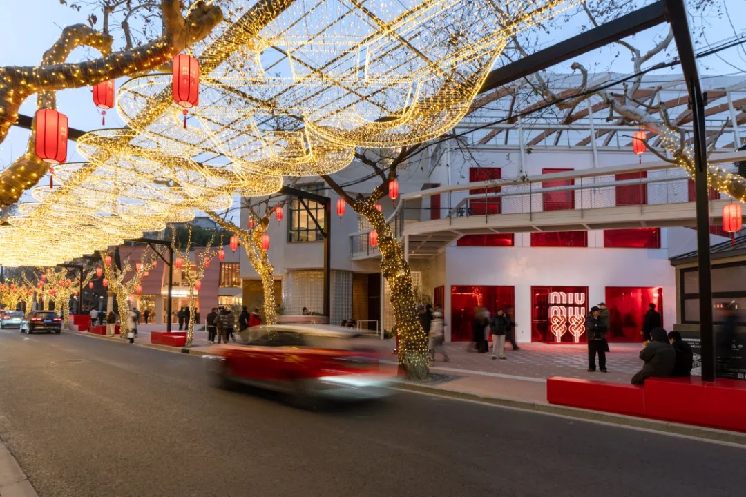 XuhuiShanghai's tweet photo. Shanghai's next favorite street just got mapped.
Meet Donghu Road–Yanqing Road — a one-kilometer stretch in Xuhui packed with indie coffee, fashion finds, pop-ups, and heritage lanes. Nearly 40% of the shops are founder-led, and yes, most of the owners are young. https://t.co/3YfX6uRm88