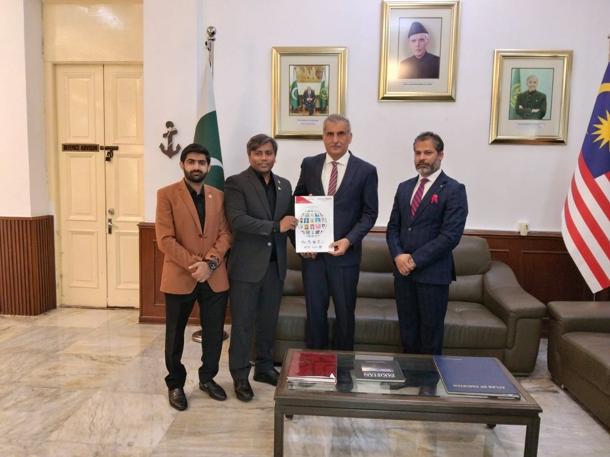 cothmofficial's tweet photo. It was an honor for the COTHM Pakistan delegation to meet H.E. Syed Ahsan Raza Shah, High Commissioner of Pakistan to Malaysia, and exchange views on the strong and growing friendship between Pakistan and Malaysia.

#COTHM #COTHMPakistan #PakistanMalaysia #HighCommissioner https://t.co/Is07Jg7HxN