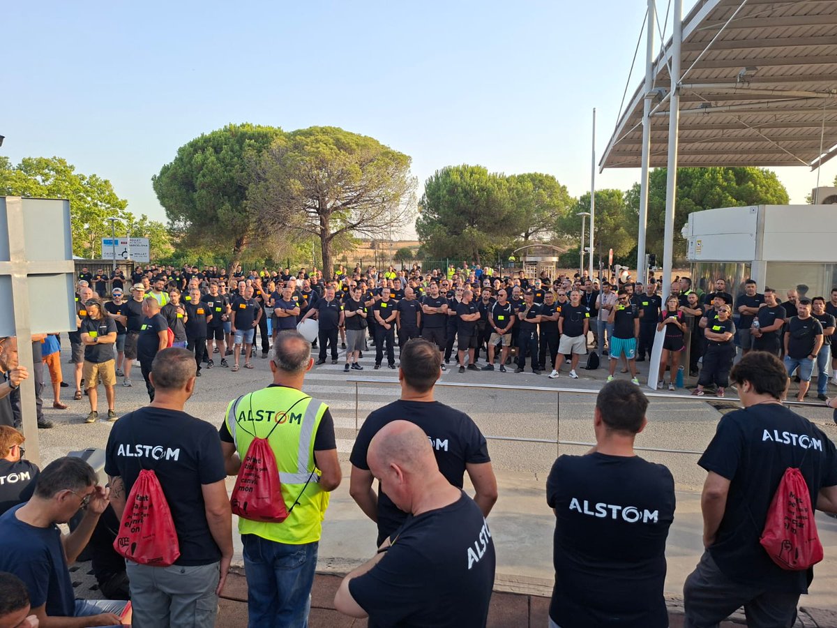 FICCOOCat's tweet photo. ✊ Seguiment total de la vaga a Alstom Transporte‼️

La plantilla ha tornat a aturar avui la fàbrica per exigir a la direcció de l'empresa que desbloquegi la negociació del conveni.

Els principals punts de bloqueig són els increments salarials i la reducció de la jornada https://t.co/NKhXqDQDAI