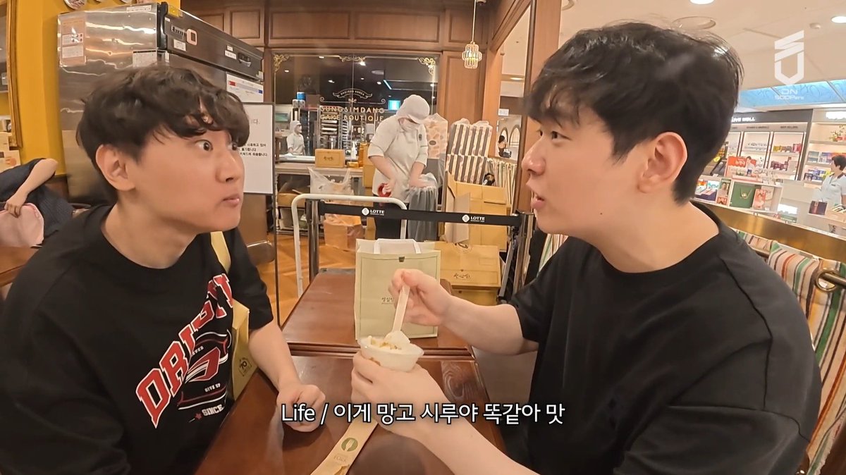 Chouxchouxxx_'s tweet photo. 표식이 떠망고 먹고 눈 커진거 봐
진짜 신세계 맛본 표정인데 https://t.co/VZNw0l7zf5
