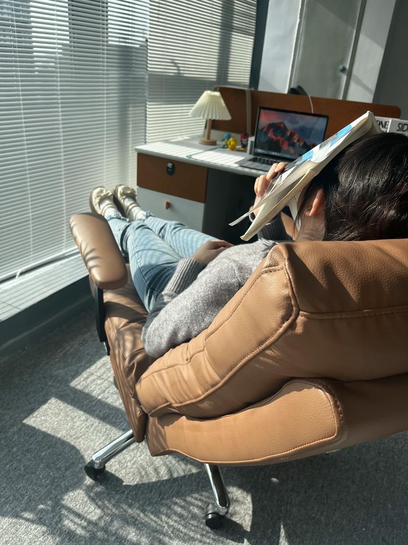 rangbaaz4's tweet photo. Monday afternoon slump = desk nap mode ON  No meetings, no deadlines, just me + a cozy chair + my tired eyes. https://t.co/NZNd7tPX9c