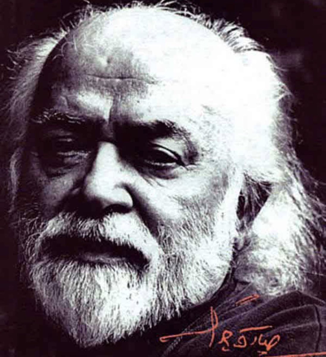 Adorno_Persian's tweet photo. «نه! من نمُرده‌ام، من مرگ را هم کشته‌ام»

چند سالی پیش از مرگش، به این امید از خواب بیدار می‌شد که چشمانش دوباره ببیند.

«هر روز صبح بلند می‌شوم که شاید امروز بیناییم را بازیافته‌ام، اما…»

صادق چوبک سال‌ها نوشت.
دریغ اما که جز اندکی، هیچ از آن نوشته‌ها به ما نرسید.

چه پیش از ترک ِایران که یادداشت‌هایش را در آن صندوق آهنی سفید در گوشه‌ی باغچه دفن کرد و رفت،
چه در تمامی روزگاری که در غربت ِتبعید، تا پیش از نابینایی‌اش، هر روز می‌نوشت.

در آخر ولی وصیت کرد که همسرش، قدسی خانم، همه‌ی آن نوشته‌ها را بسوزاند و این چنین شد که جز افسوس چیزی از آن نویسنده‌ی یگانه نصیب ما نشد.

نه اهل گفتگو بود، نه جز معدود، کسی را به حریم خلوتش راه داد.

زخم خورده بود.
از آن مهمتر اما، رنجِ آدمیان را حُرمت می‌داشت.

در پیشانی شرح کوتاهی که به اصرار دوستانش، درباره‌ی دوره‌ی کودکی و جوانیش نوشت، می‌گوید:

«در زندگی انسان ممکن است حوادث و اتفاقاتی روی داده باشد که از به یاد آوردن آن رعشه بر اندام او بیندازد.
چگونه می‌توان این حوادث را برای دیگران تعریف کرد؟»

می‌گفت؛ گاهی حقیقت چنان دهشتناک است که نویسنده ناچار می‌شود، از گفتن آن سر باز بزند، بلکه قابل تحمل شود.

با این‌حال، به دکتر صدرالدین الهی گفته بود اگر رضایتی از زندگی داشته باشد، در این‌ست که؛

«هیچ وقت آن‌چه را که مردم می‌خواسته‌اند، ننوشتم…
که نه به خودم و نه به مردم، دروغ نگفته‌ام»

چه آن زمان که فهمید آن طلبه‌ی تمام سفیدپوش و انگلیسی‌دان که روزها با او حرف از حکمت و دین می‌زند، پیش از آمدن به کلاس، بارها زنان و دختران بسیاری را پس از تجاوز کشته است و همین را در شاهکارش “سنگ صبور” آورد تا تُف بر چهره‌ی واعظان ِمدعی کند و بگوید:

«ما خودمان به قدر کافی آدمکُش داریم»

چه آنگاه که قطعه‌ی “آه ِانسان” را که می‌گفت زندگینامه‌ی اوست، مجبور شد بجای قصه‌ی “اسائه ادب” بنویسد که به تیغ سانسور گرفتار شده و در جایی از آن آورده بود:

«چه کسی را در این دیار یارای زبان گشودن و غیر مصلحت سخن گفتن و با مَحرم‌ترین خویشان رازی در میان نهادن…»

در تمام این سال‌ها، صادق چوبک یگانه حرفش همان بود که در رمان “تنگسیر” نوشت:

«ظلم، خونمون را خراب کرد»

دهه‌ها بود که او را از ایران تاراندند و دهه‌ها بود که اغلب ِآثارش ممنوع شد.

همان زمان برای دوست همیشگی‌اش، بزرگ علوی در نامه‌ای می‌نویسد:

«یک وجب زمینِ آب و جارو شده جلو قهوه‌خانه آماده در بعد از ظهر تابستان را با تمام خاک ِآمریکا عوض نمی‌کنم»

و کمی پیش از مرگش در معدود مرتبه‌ای که کسی را به خلوت خویش پذیرفت، به منیرو روانی‌پور، نویسنده‌ی همشهری‌اش که بوی بوشهر را برایش سوغات برده بود، به هنگام وداع گفت:

«دلم می‌خواهد ایرانی بمانم. ایرانی گریه کنم و ایرانی بمیرم»/۱