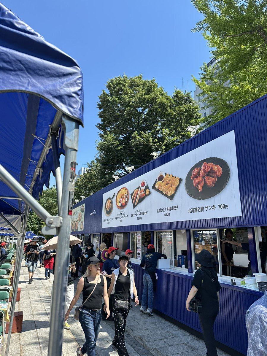 pbum2014's tweet photo. 🍺札幌・大通公園ビアガーデンへ。
もちろん我々の原点と言うべきイベント！！

全国でも最大のビアガーデンを実際に見て、たくさん勉強させていただいています。

会場づくり、導線、メニュー、オペレーション…。
「お客様にもっと楽しんでいただくには？」という視点で、一つひとつ学んでいます。

9月のプレミアムビールとうまいもの祭りも、今回の学びを活かして、さらに楽しんでいただけるイベントを目指します！

どうぞお楽しみに🍻

＃大通り公園ビアガーデン
#プレミアムビールとうまいもの祭り
#つくばイベント #ビアガーデン #つくばセンター広場