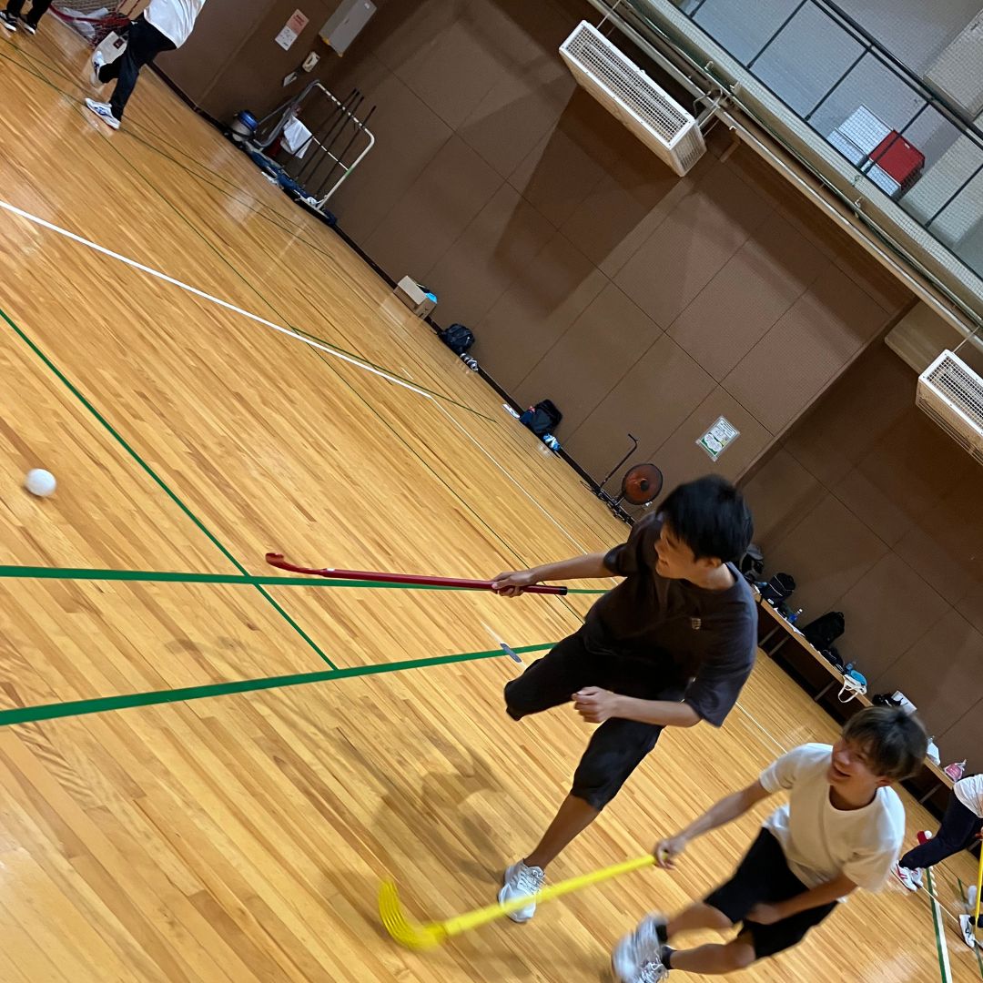 kouei_3day's tweet photo. #甲英高校 #3dayコース
#兵庫県立体育館 にて、生徒が初体験のニュースポーツ #ネオホッケー を実施しました✨ 
初めてやる種目ということもあり、最初はスティックの扱い方に戸惑う様子もありましたが、
コートに入れば元気にボールを追いかけ体を動かしていました。 https://t.co/bItgpp6K0i