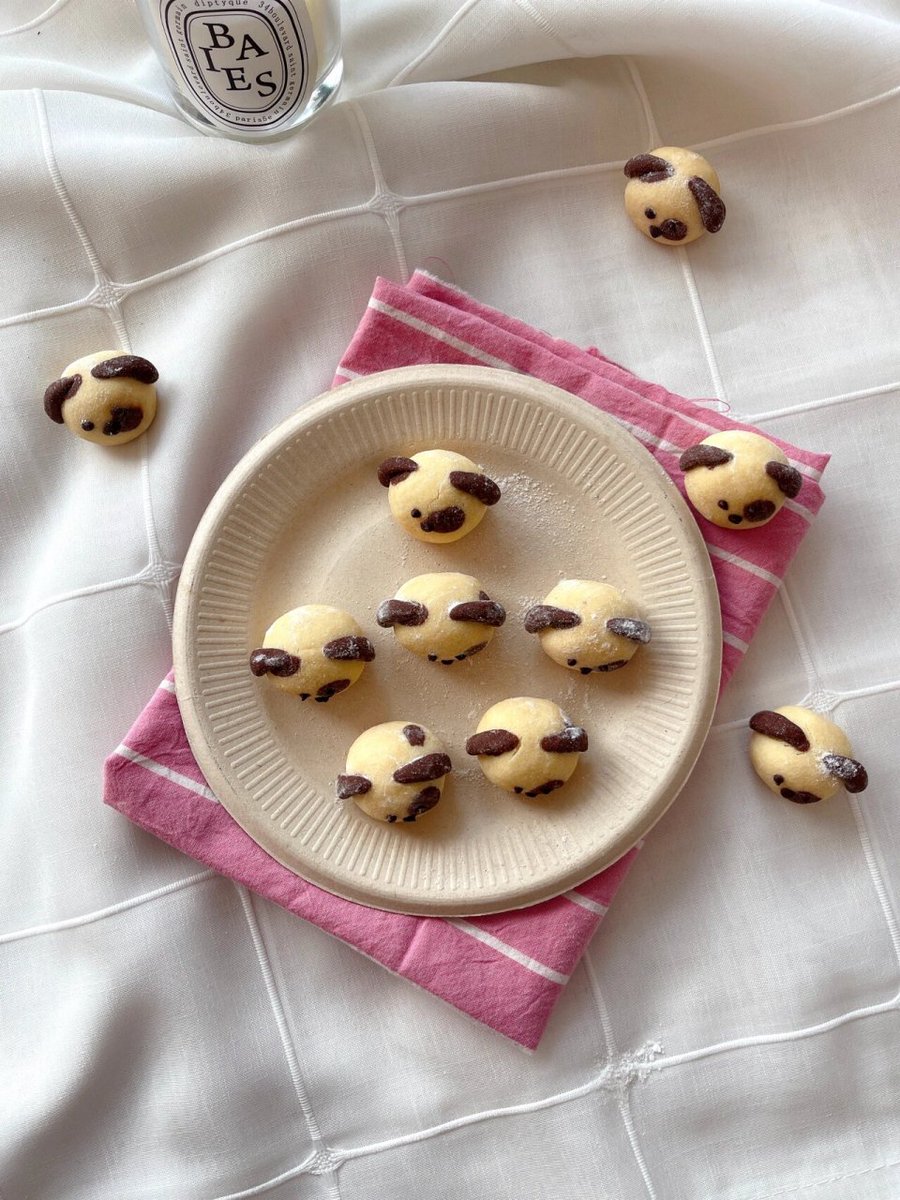 BuhlerHeidi's tweet photo. Just had the coziest Sunday baking session with my silly pup! Freshly baked chocolate chip cookies straight from the oven—warm, gooey, and way better than store-bought. Who else loves their kitchen to smell like sugar and vanilla  #BakingBliss https://t.co/yDpkbrS6U5