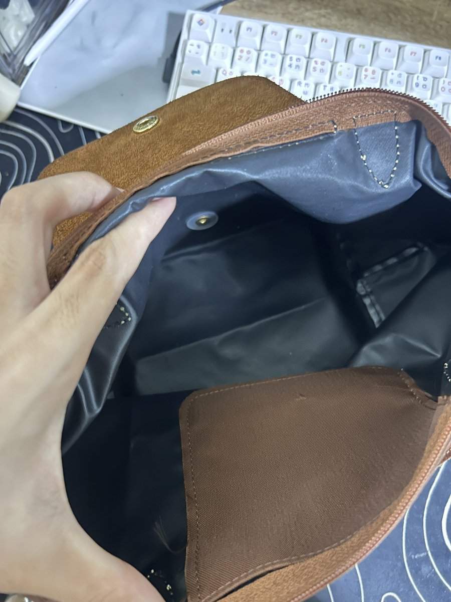 pormor_13's tweet photo. #ส่งต่อ longchamp size S หูสั้น สีน้ำตาล รุ่นวินเทจ
• 500฿ เอาไปจอยๆแม่ ขอคนรับตำหนิได้ค่ะ
ตำหนิ : ผ้าพอง หูจับเริ่มนิ่ม
เอาไปครอสบอดี้สวยมาก
#ส่งต่อlongchamp #ส่งต่อlongchampแท้ #longchamp #ส่งต่อแบรนด์เนม #ส่งต่อกระเป๋า #ส่งต่อกระเป๋ามือสอง #longchampมือสอง #ส่งต่อเสื้อผ้า https://t.co/huwb98Qhuz