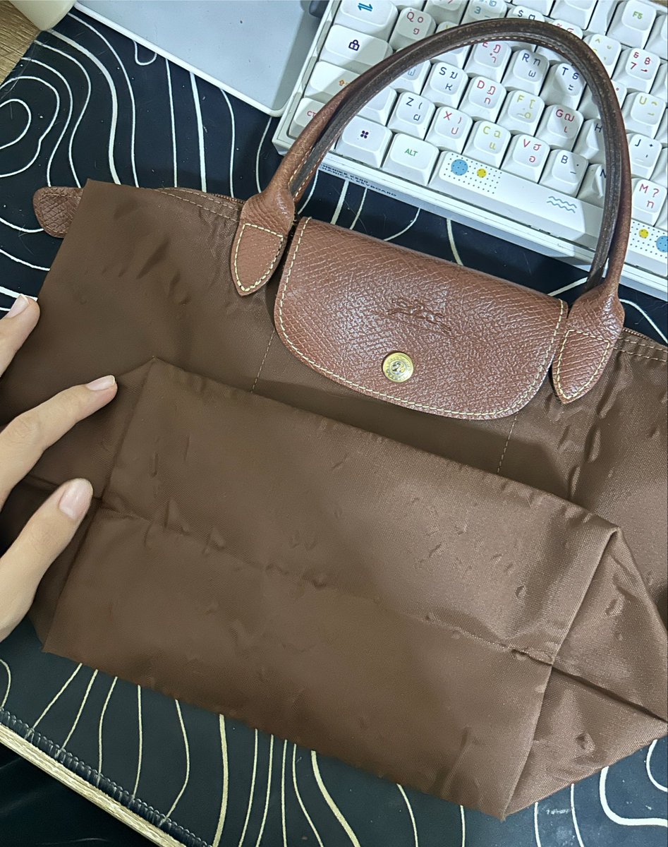 pormor_13's tweet photo. #ส่งต่อ longchamp size S หูสั้น สีน้ำตาล รุ่นวินเทจ
• 500฿ เอาไปจอยๆแม่ ขอคนรับตำหนิได้ค่ะ
ตำหนิ : ผ้าพอง หูจับเริ่มนิ่ม
เอาไปครอสบอดี้สวยมาก
#ส่งต่อlongchamp #ส่งต่อlongchampแท้ #longchamp #ส่งต่อแบรนด์เนม #ส่งต่อกระเป๋า #ส่งต่อกระเป๋ามือสอง #longchampมือสอง #ส่งต่อเสื้อผ้า https://t.co/huwb98Qhuz