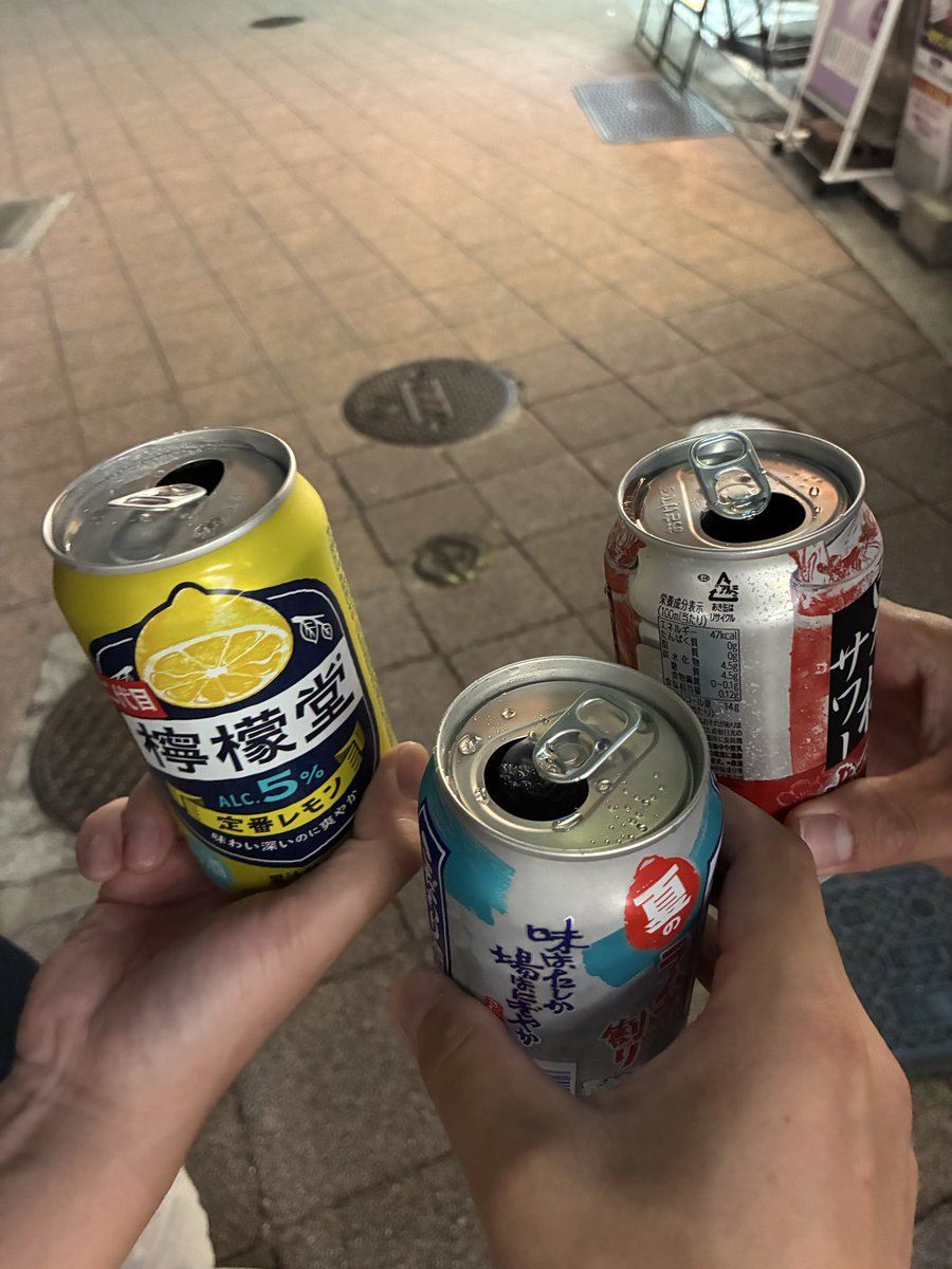 ktr_queserasera's tweet photo. 昨日は友人と飲み、油断して終電を乗り過ごしました。。（しかも枝分かれ路線の違う方へ…）
自宅まで9.5kmで絶望😱しかし、幸い手ぶらでもあったので、「キロ7分半で走れば1時間半で着けるな😎」という思考に🏃‍♂️
ランニングやっててよかったなと思った瞬間でした😓でも危険だから以後気をつけます…。 https://t.co/98yy2Fmg17