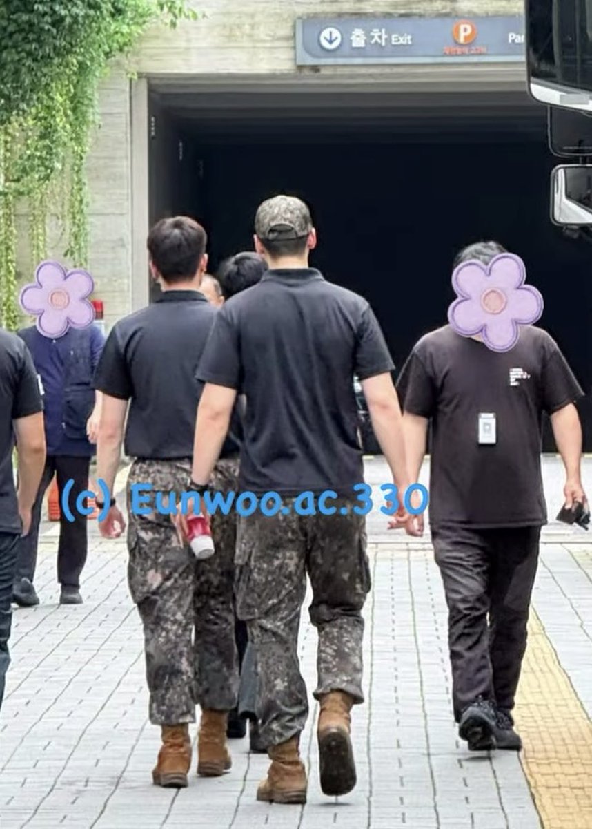 330film's tweet photo. more eunwoo sightings today! he looks good even when you can’t see his face https://t.co/jwsJVWhgQl